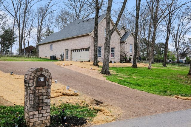 1213 Lake Marie Rd, Gallatin, TN 37066