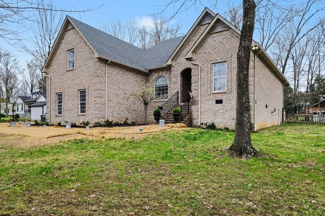 1213 Lake Marie Rd, Gallatin, TN 37066