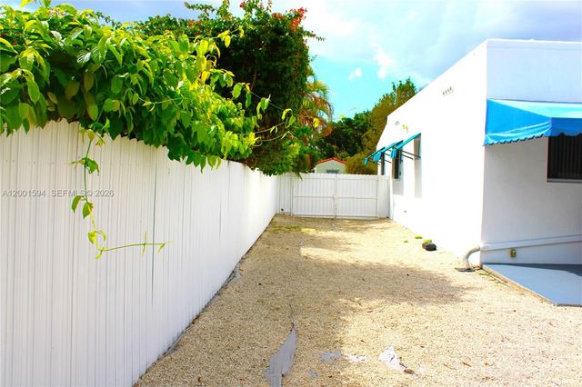 2253 SW 10th St, Miami, FL 33135