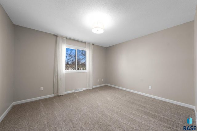 6713 W 53rd St Street, Sioux Falls, SD 57106