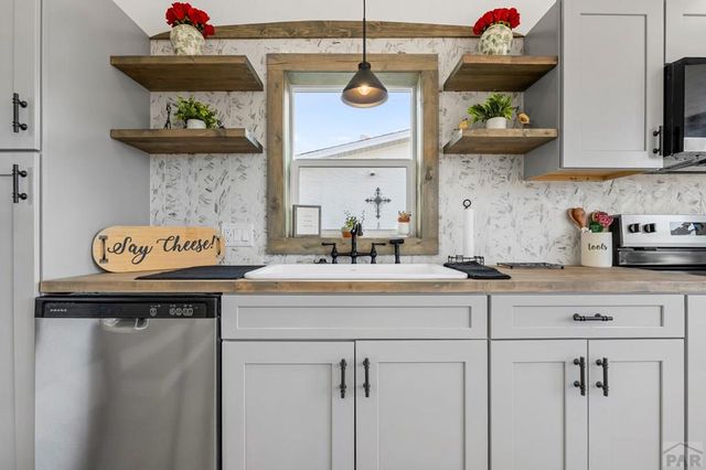 249 E Dawnview Dr, Pueblo West, CO 81007