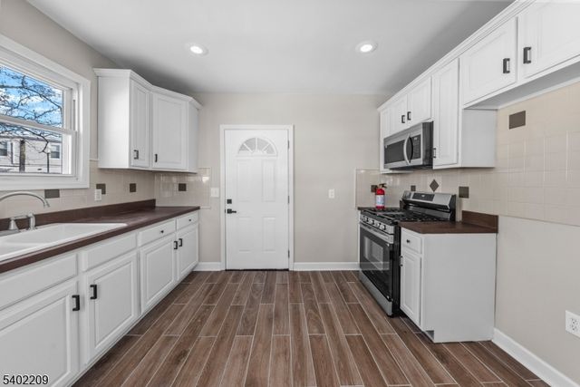 1996 Barnett St, Rahway City, NJ 07065