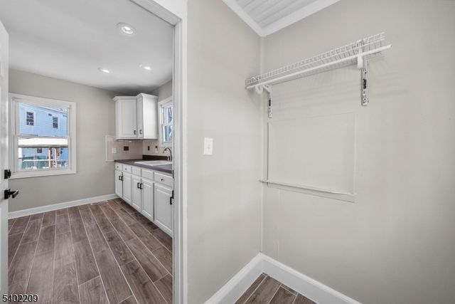 1996 Barnett St, Rahway City, NJ 07065