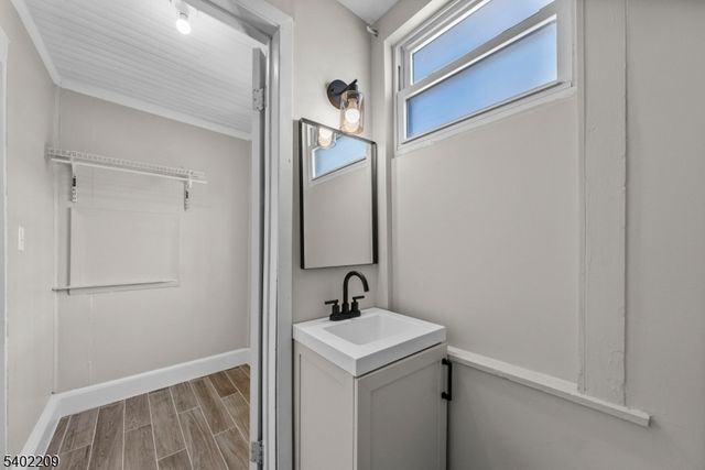 1996 Barnett St, Rahway City, NJ 07065