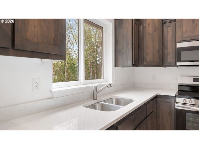 91512 Grinnell Ln, Coos Bay, OR 97420