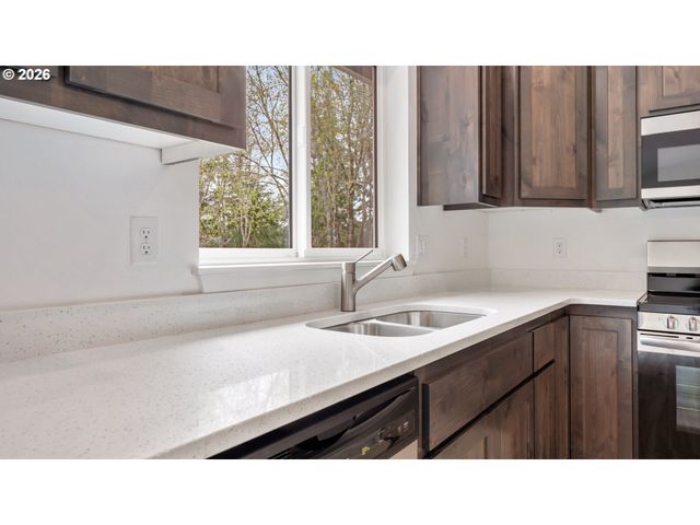 91512 Grinnell Ln, Coos Bay, OR 97420