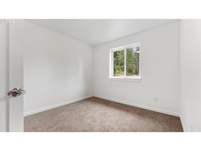 91512 Grinnell Ln, Coos Bay, OR 97420