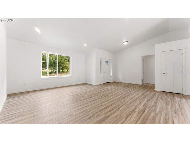 91512 Grinnell Ln, Coos Bay, OR 97420