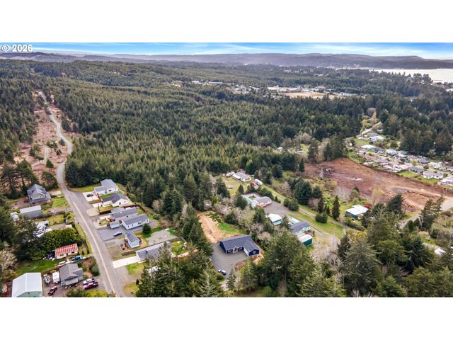 91512 Grinnell Ln, Coos Bay, OR 97420