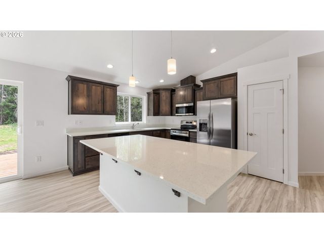 91512 Grinnell Ln, Coos Bay, OR 97420