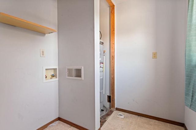 513 E Ash St, Douglass, KS 67039