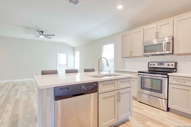 7614 Eclipse Mark, San Antonio, TX 78252