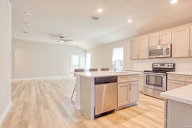 7614 Eclipse Mark, San Antonio, TX 78252