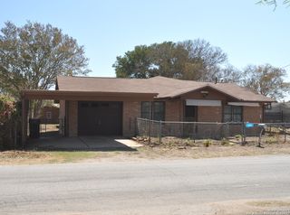 105 S SAYERS DR, Devine, TX 78016