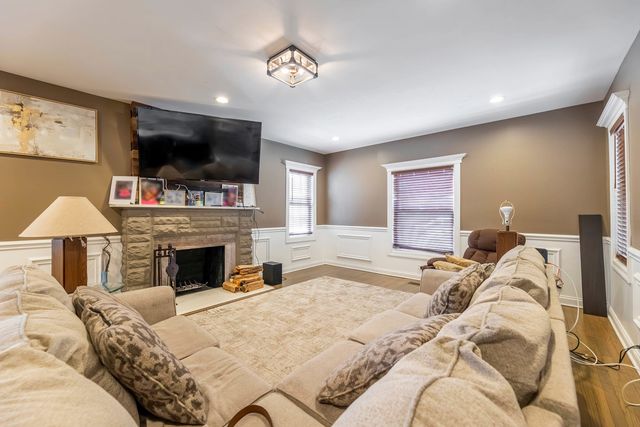 7931 S Paxton Avenue, Chicago, IL 60617