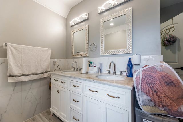 7931 S Paxton Avenue, Chicago, IL 60617