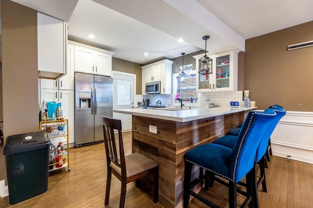 7931 S Paxton Avenue, Chicago, IL 60617