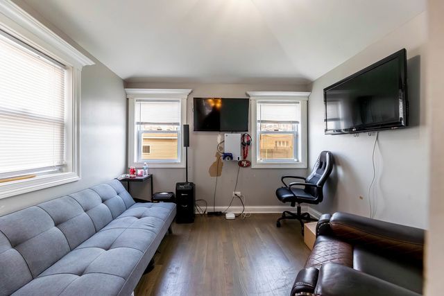 7931 S Paxton Avenue, Chicago, IL 60617