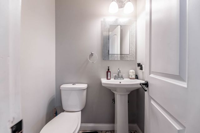 7931 S Paxton Avenue, Chicago, IL 60617