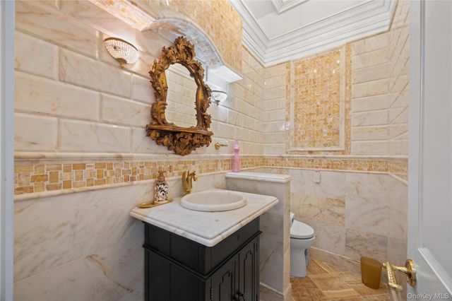 333 E Shore Road, Kings Point, NY 11023