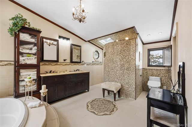 333 E Shore Road, Kings Point, NY 11023