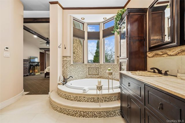 333 E Shore Road, Kings Point, NY 11023