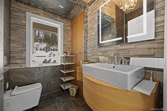 333 E Shore Road, Kings Point, NY 11023