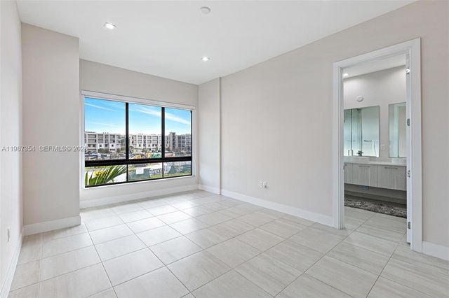 8225 NW 43rd St, Doral, FL 33166