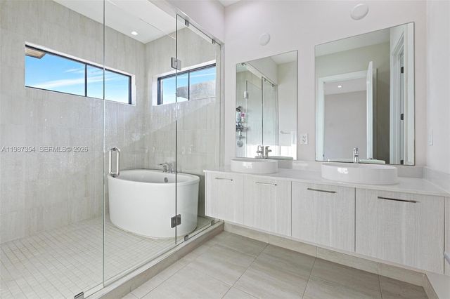 8225 NW 43rd St, Doral, FL 33166