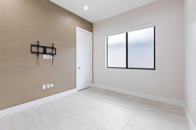 8225 NW 43rd St, Doral, FL 33166