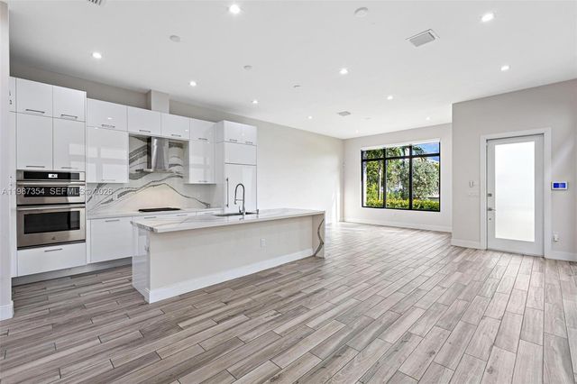 8225 NW 43rd St, Doral, FL 33166