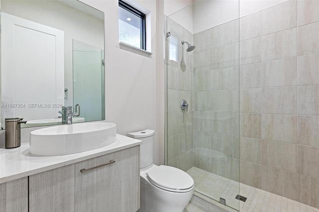 8225 NW 43rd St, Doral, FL 33166