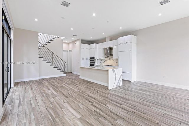 8225 NW 43rd St, Doral, FL 33166