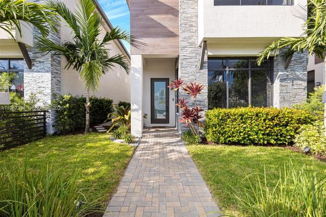 8225 NW 43rd St, Doral, FL 33166