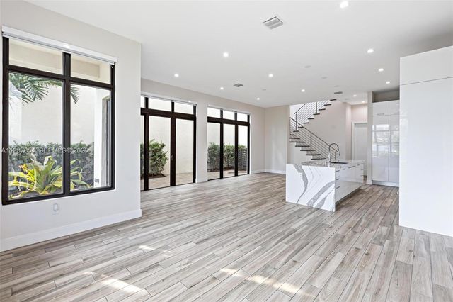 8225 NW 43rd St, Doral, FL 33166