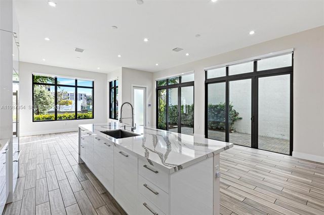 8225 NW 43rd St, Doral, FL 33166