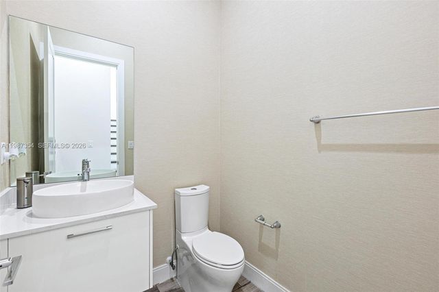 8225 NW 43rd St, Doral, FL 33166