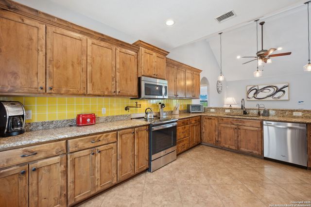 632 LASSO LOOP, Canyon Lake, TX 78133