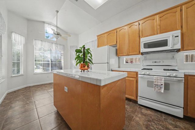 88 Westbrook Dr, Lodi, CA 95242