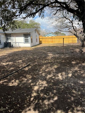 323 W Lee Ave, Kingsville, TX 78363