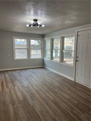 323 W Lee Ave, Kingsville, TX 78363