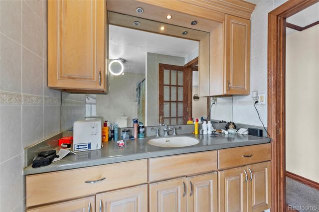 32998 Biddestone Lane, Farmington Hills, MI 48334