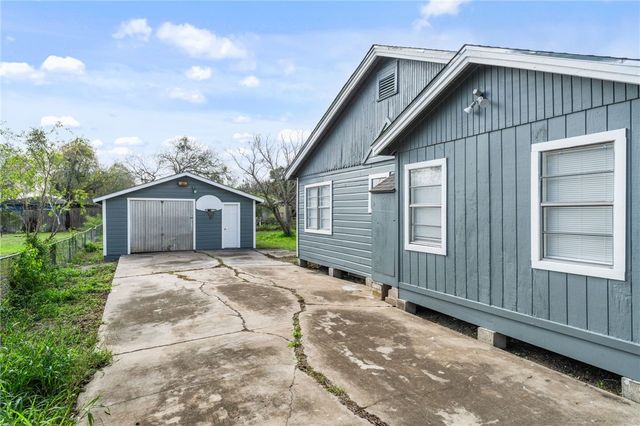 1208 Kansas St, Robstown, TX 78380