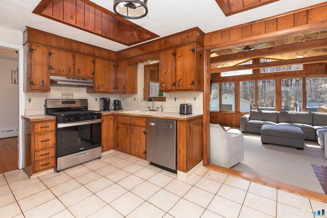 9 Stanley Drive, Seymour, CT 06483