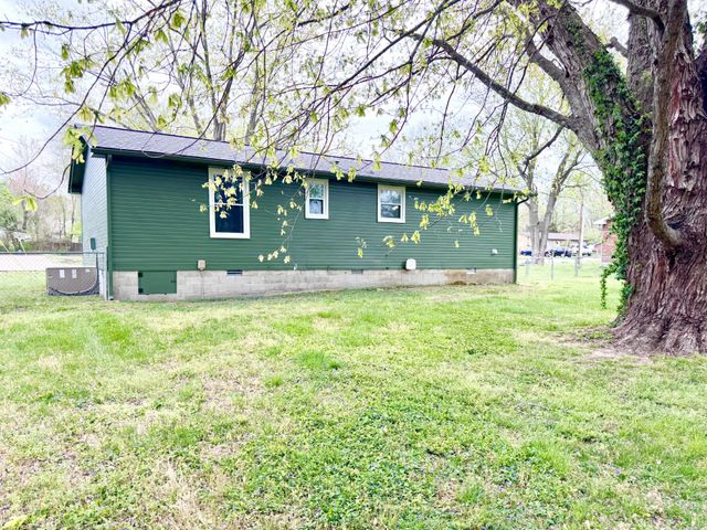 511 Jewel Dr, Clarksville, TN 37042
