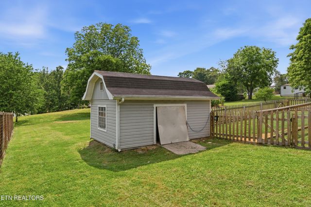 300 Lindner Lane, Lenoir City, TN 37772