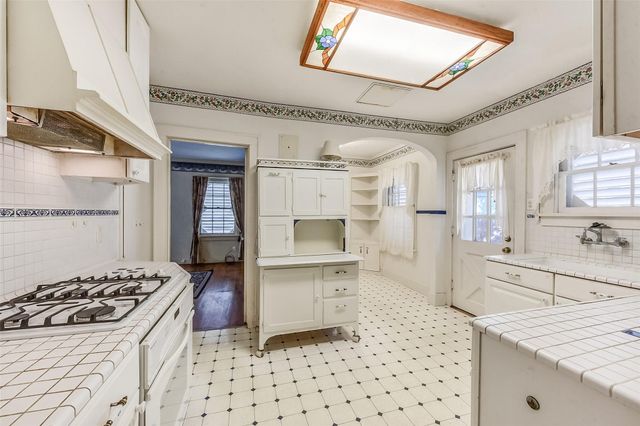 214 9th Avenue N, Texas City, TX 77590