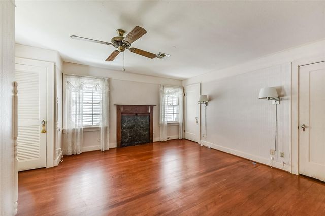 214 9th Avenue N, Texas City, TX 77590