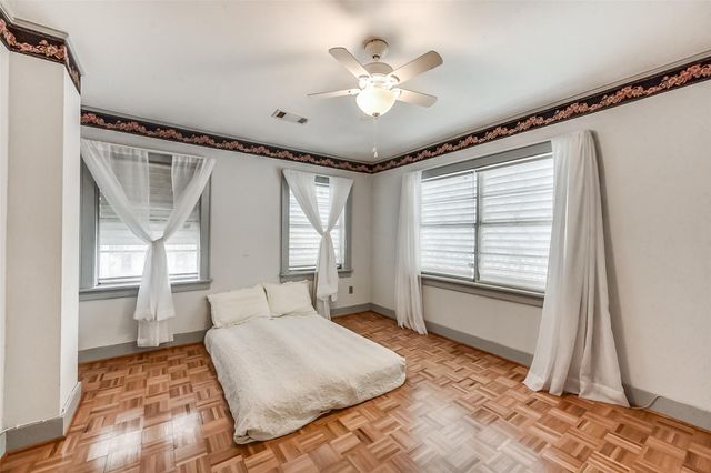 214 9th Avenue N, Texas City, TX 77590