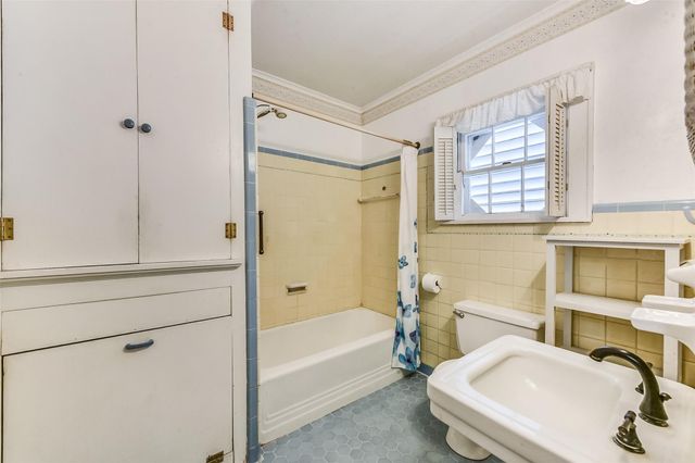 214 9th Avenue N, Texas City, TX 77590